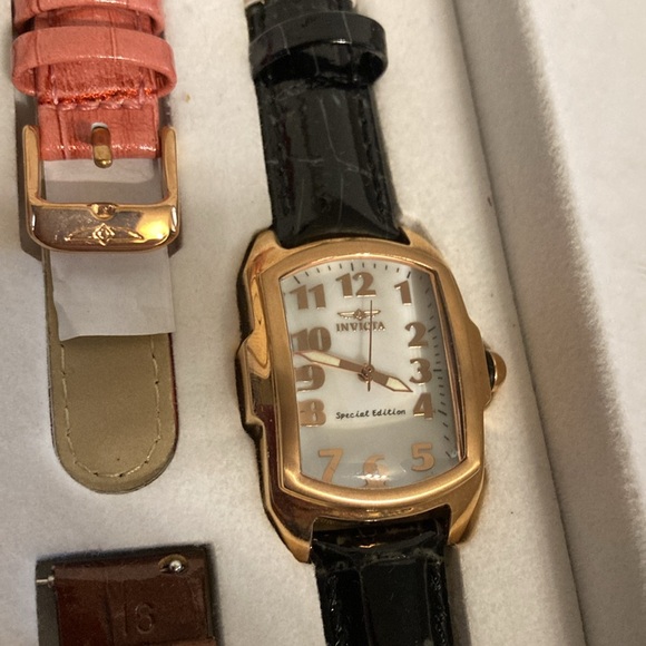 Invicta special edition watch set different bands . New battery works great - Picture 4 of 9
